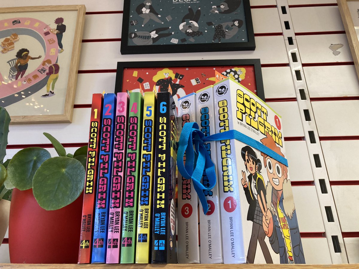 Scott Pilgrim! As Gaeilge! 

What an undertaking, translating 6 books and over 1000 pages! Well done <a href="/gliadar/">Gliadar</a> !

Selling it only as a set for now! 

Coincidentally for first time in ages we’ve all 6 volumes of the original B&amp;W versions in stock! 
littledeercomics.ie