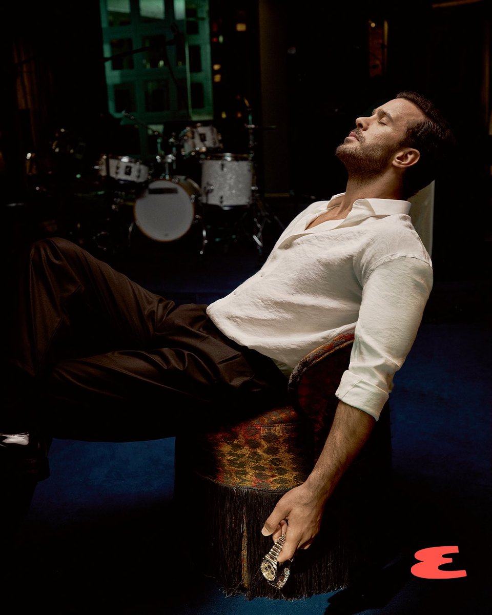 İstanbul siluetli bir Sonbahar sayısı kapağı düşlerken aklımıza tek bir isim geliyor: #BarışArduç 

Daha fazlası #ESQ201’de, raflarda.