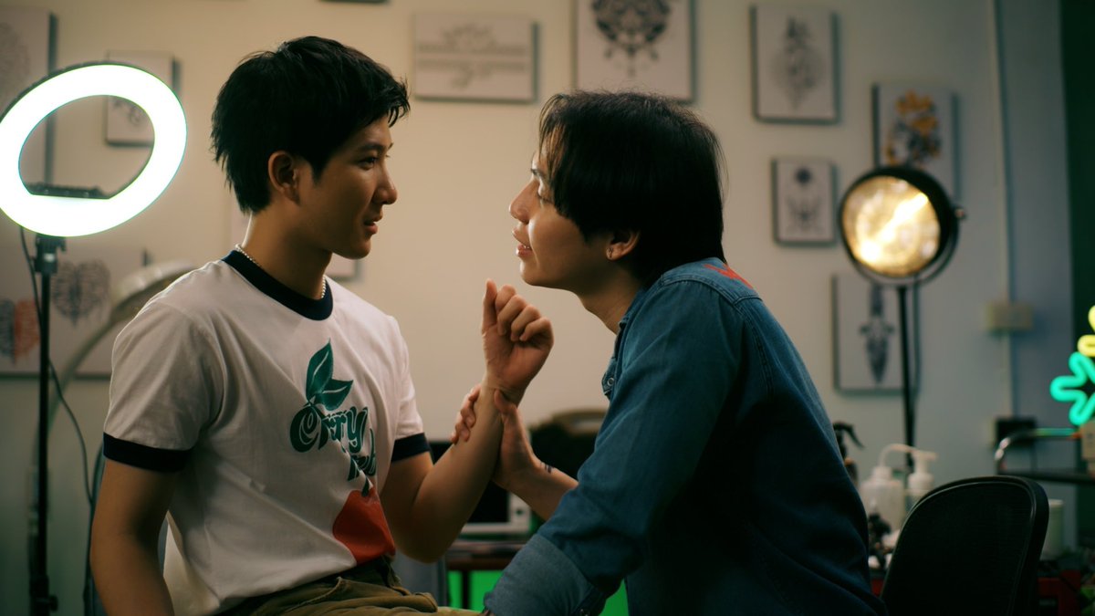 HeartKillersTH's tweet photo. #TheHeartKillers ลงรูปคิวนี้ไม่ได้ เอารูปเก่ามายืนยันว่าพี่กานต์ยังเป็นช่างสักนะคะ #GMMTV https://t.co/gR1H7gtoq9