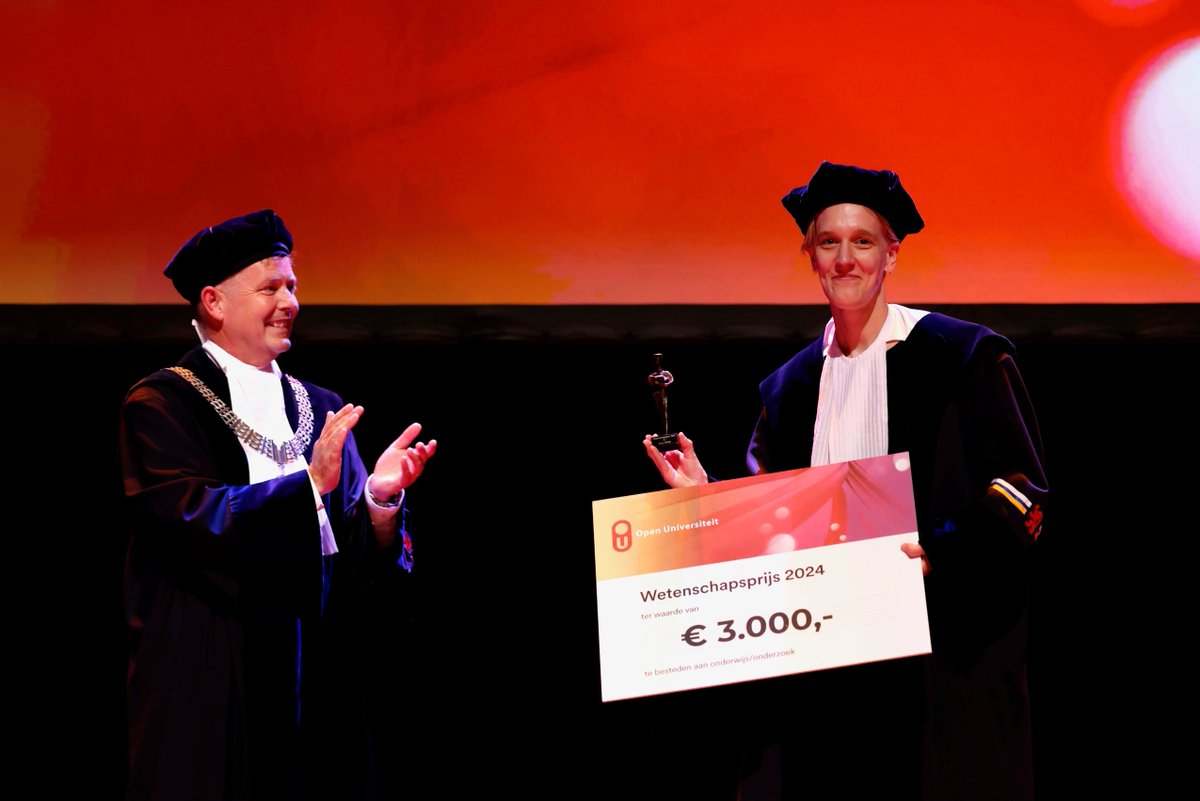 Open Universiteit (@ou_nederland) on Twitter photo Tot slot van de diesviering: Anna Berlee, hoogleraar Privacy en gegevensbescherming <a href="/OU_Rechten/">OU Rechten</a> ontvangt uit handen van rector magnificus <a href="/TheoBastiaens/">Theo Bastiaens</a> de Wetenschapsprijs 2024. Tot slot van de diesviering: Anna Berlee, hoogleraar Privacy en gegevensbescherming <a href="/OU_Rechten/">OU Rechten</a> ontvangt uit handen van rector magnificus <a href="/TheoBastiaens/">Theo Bastiaens</a> de Wetenschapsprijs 2024.