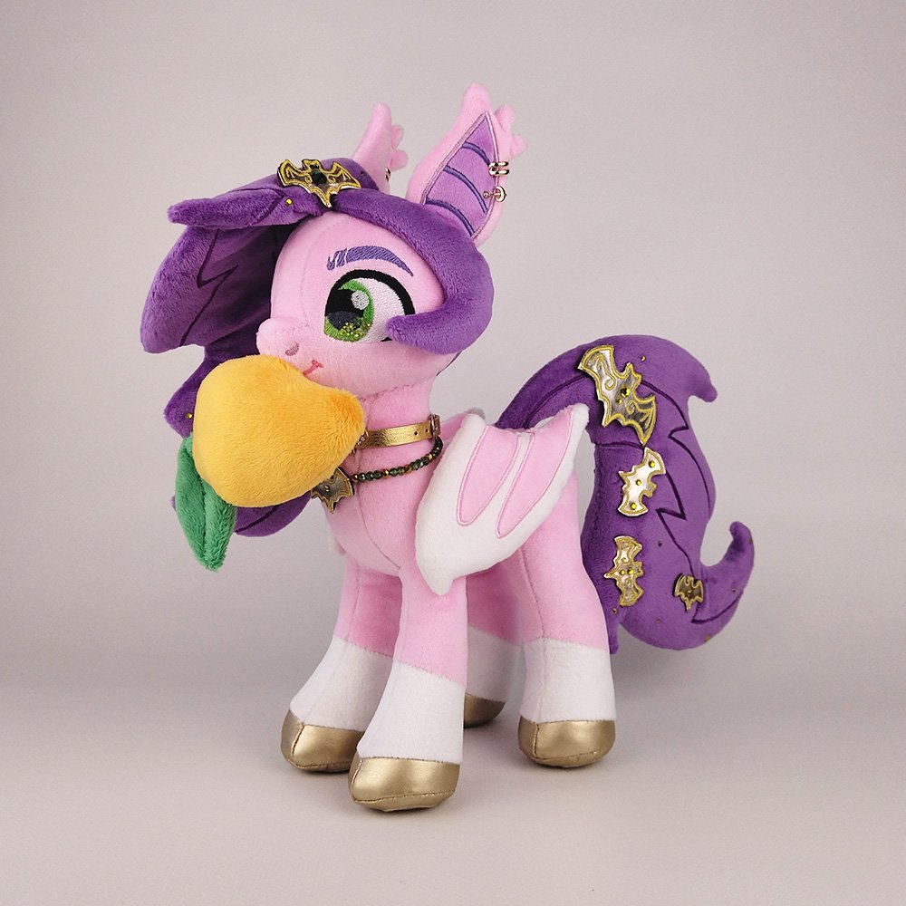 larsen_toys's tweet image. 🔥New аuсtiоN🔥

The &quot;Golden Bat&quot; Pipp 

My special autumn project💛
She exists in a single copy. There will be no repeats

Size 12 inches
+ magnet in mouth
+ special removable jewelry
+ bats fixed on the mane and tail (non-removable)

#mlp #pipp #plushie 

More info and photos⤵️