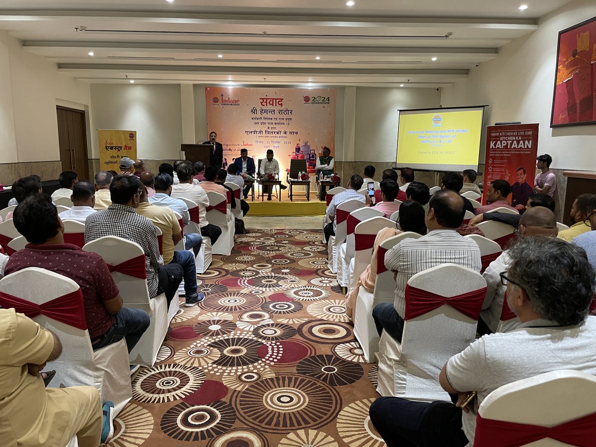 IoclAgraIDO's tweet photo. Shri Hemant Rathore, ED&amp;SH UPSO-II, addressed an inspiring session the LPG distributors from Mathura and Firozabad districts, focusing on the dynamic shifts in our industry. He motivated us to embrace change, innovate &amp; excel. 
@ChairmanIOCL @DirMktg_iocl @EDLPGIOCL @HemantIoc https://t.co/mBEyjaPAny