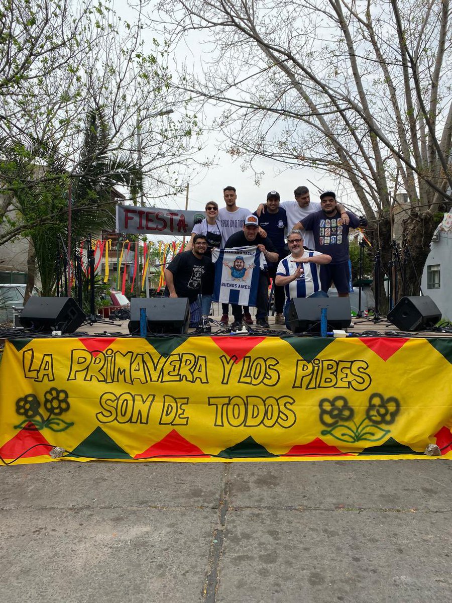 CATalleresdecba's tweet photo. 🤲🏼 El domingo pasado la Filial de Buenos Aires se sumó a la 𝐅𝐢𝐞𝐬𝐭𝐚 𝐏𝐨𝐩𝐮𝐥𝐚𝐫 𝐇𝐮𝐢𝐥𝐞𝐧, colaborando con una de las ollas comunitarias y compartiendo una linda jornada de música y alegría.

⚽️ Mucho más que fútbol! https://t.co/u4xq3UUG1C