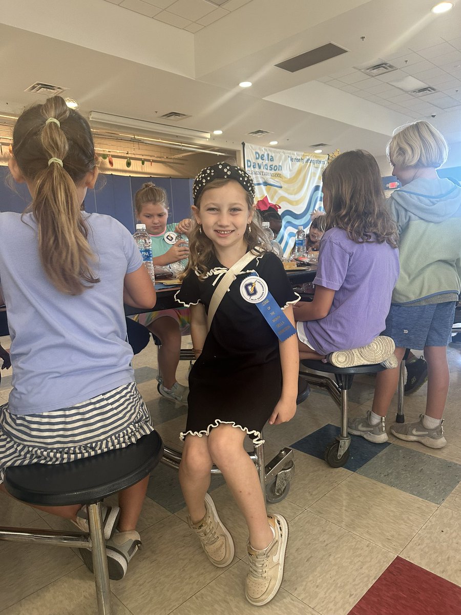 CoastRebDMR's tweet photo. My girl was this monthβs Shinning Star for being an effective communicator ππ #DDES https://t.co/37pDSW5NCz