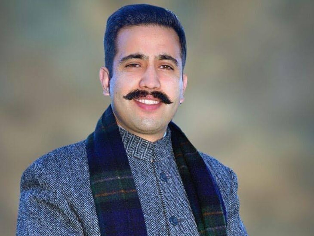 NewsAlgebraIND's tweet photo. BIG NEWS 🚨 Congress High Command summons Himachal Minister Vikramaditya Singh for mandating eateries to display owners name.

As per AajTak, Congress president Mallikarjun Kharge is also upset with Vikramaditya Singh.

Vikaramaditya Singh even quoted Yogi Adityanath in his post.

Congress reverses the decision taken by Vikramaditya Singh.