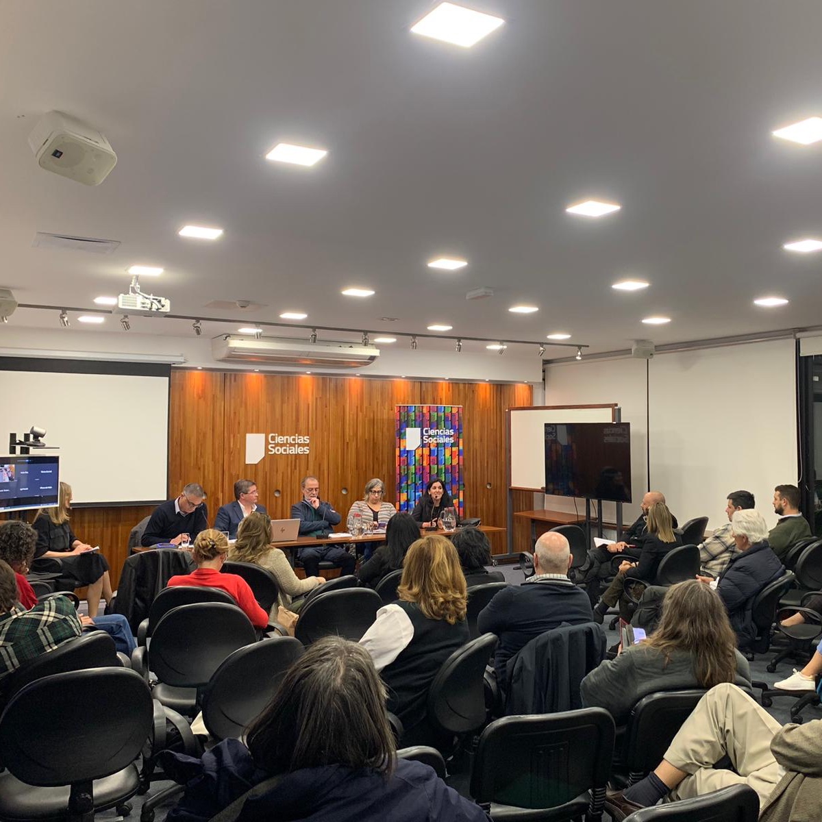 EconomistasURU's tweet photo. 🔙 El pasado martes compartimos un nuevo Diálogo de Agenda: “La Salud en Uruguay. Desafíos y Propuestas” 🇺🇾⚕️

🤝 Muchas gracias Z. Arteta (@Frente_Amplio), L. Cipriani (@PNACIONAL), G. Mieres (@pindependiente_), L. Quintana (@Cabildo_UY) y A. Tchekmedyian (@PartidoColorado). https://t.co/MQVHWMnDQR