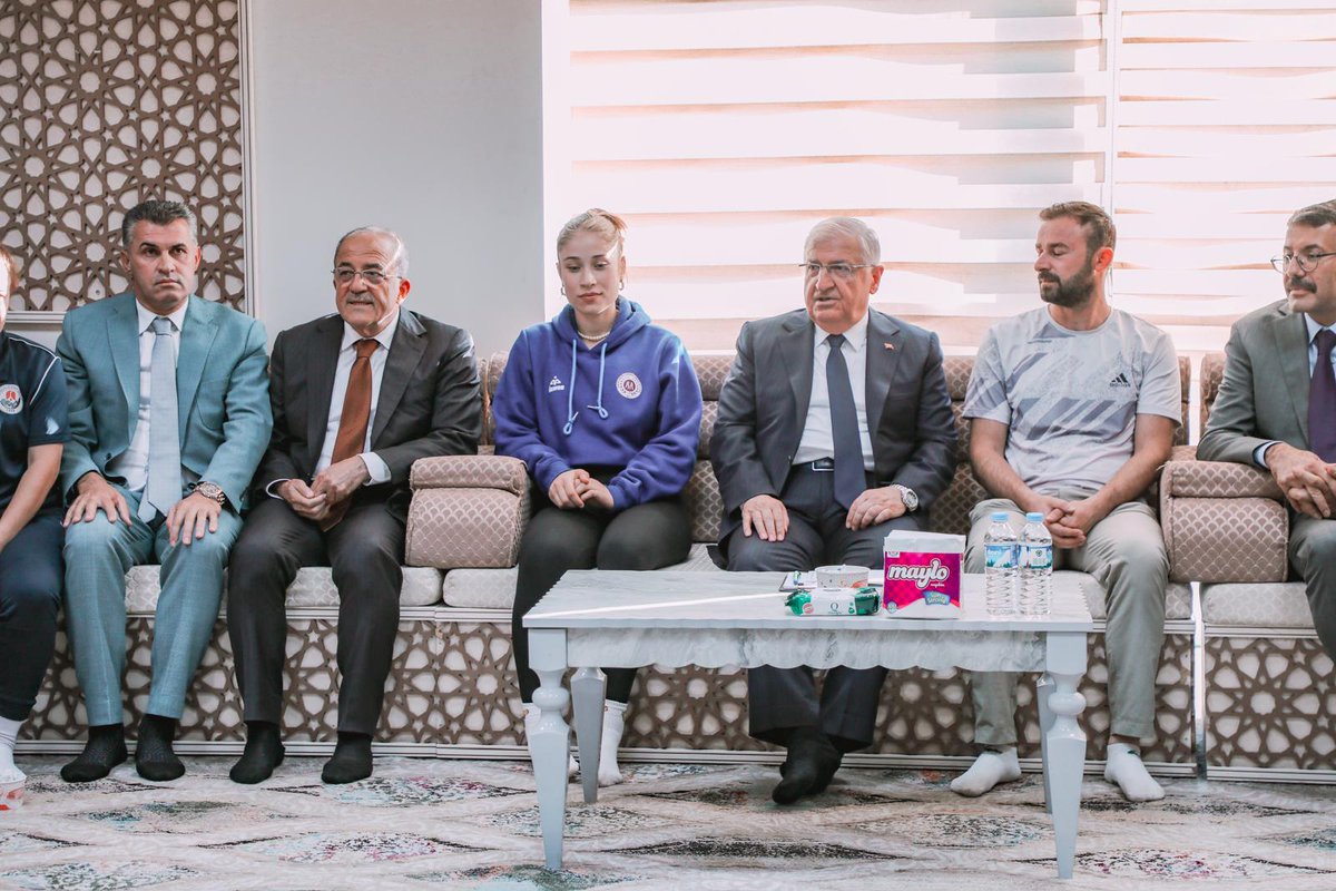 Milli Savunma Bakanı sayın Yaşar Güler, Şırnak milletvekili sayın Arslan Tatar, valimiz sayın Ali Çelik ve beraberindeki heyet Gençlik Merkezimizi ziyaret ettiler.
Sayın bakanımıza nazik ziyaretlerinden dolayı teşekkür ederiz 🙏
<a href="/yasarguler_/">yasar güler</a> @oa_bak @arslan_tatar73 @valialicelik