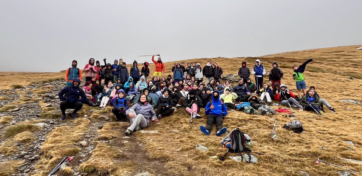 Malgrat el fred, la boira i la intensitat del vent hem fet camí junts #nuria2425plamarcell #esquancaminoquehiveigclar ☀️🏔️<a href="/INS_Pla_Marcell/">Institut Pla Marcell</a>
