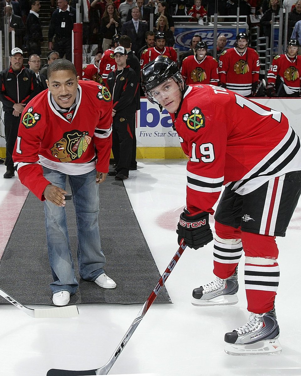 NHLBlackhawks's tweet photo. Chicago legend 🌹

Congrats on your retirement @drose! https://t.co/kgSZcWjLw4