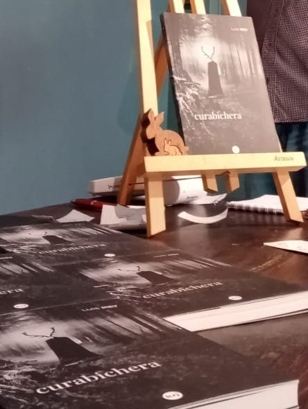 Sentarse a escribir tiene q ser un momento de auténtica felicidad; prender la radio, escuchar la música q te gusta, regar las plantitas, prepararse como corresponde para ese momento, olvídense de publicar.  

Luis Mey, ahora mismo en el taller abierto de narrativa en el FILBA