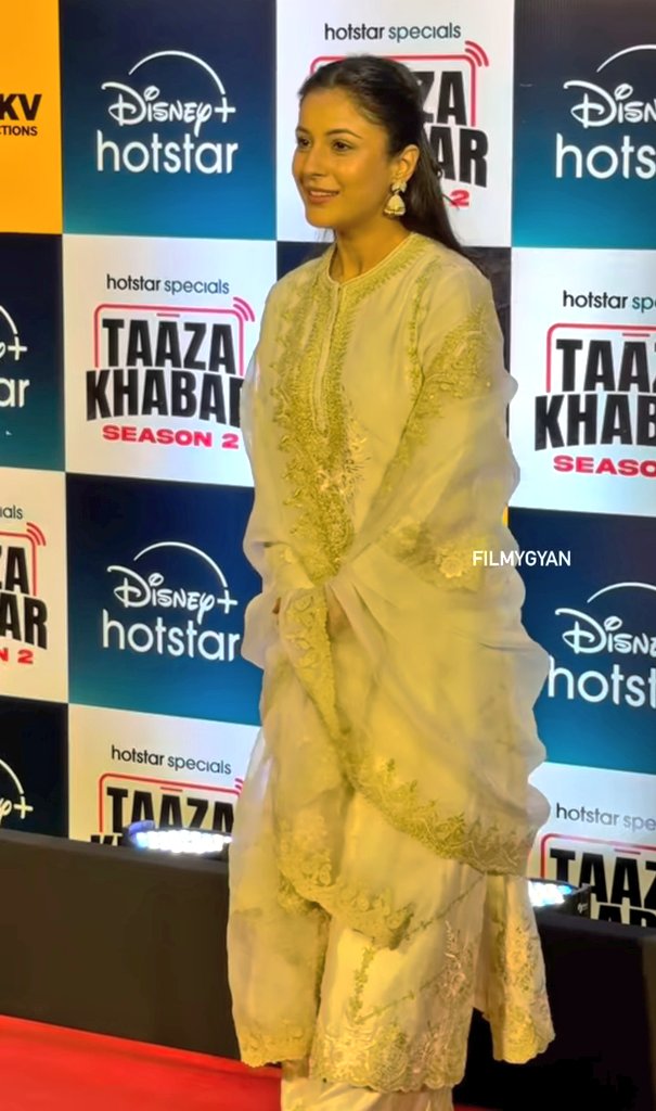 nikki1212_'s tweet photo. Her beauty has no boundaries😌🌺

#ShehnaazGill 
#ShehnaazGallery 
#Shehnaazains 
#cutnessoverload 
#lovelovelove https://t.co/syp6Utk5FQ
