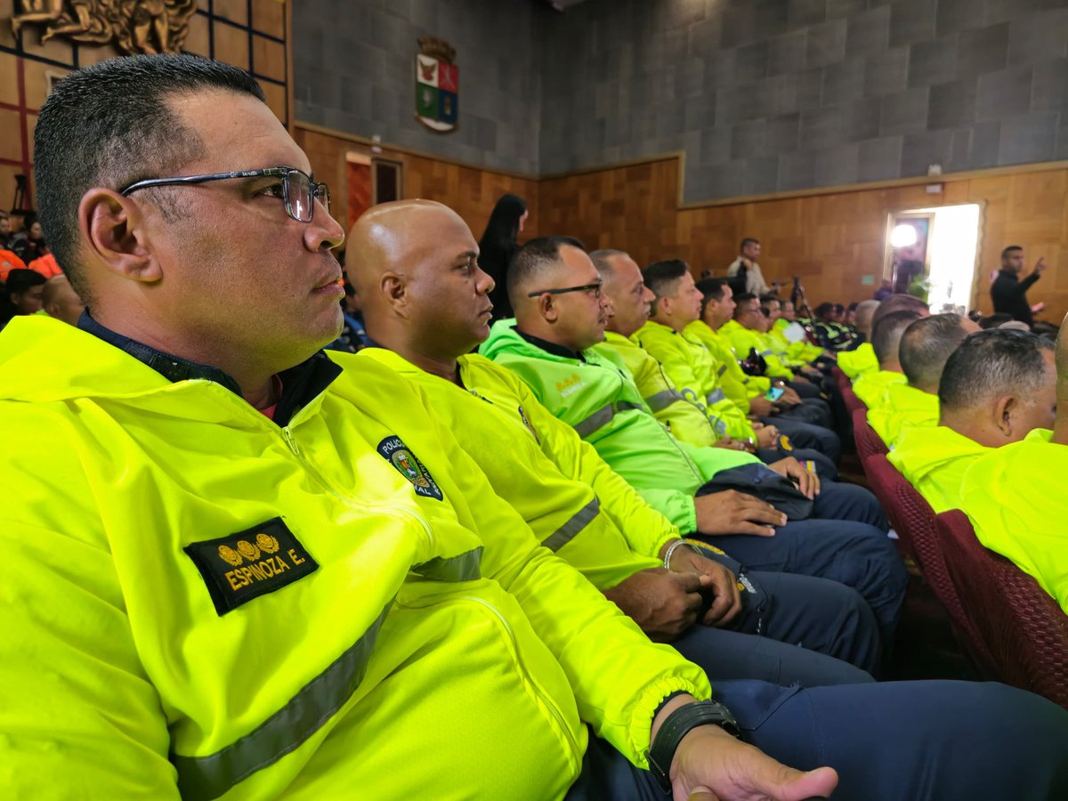 MijpVzla's tweet photo. #26SEP || Desde el Teatro de la Academia de la Guardia Nacional Bolivariana, funcionarios(as) de la @PNBVzla y Visipol  participan en el "Foro Golpe Mediático Empresarial Continuado”, con la ponencia del Cmdte. General de la @PNBVzla C/S Rubén Santiago. https://t.co/1e3lLpB0X1