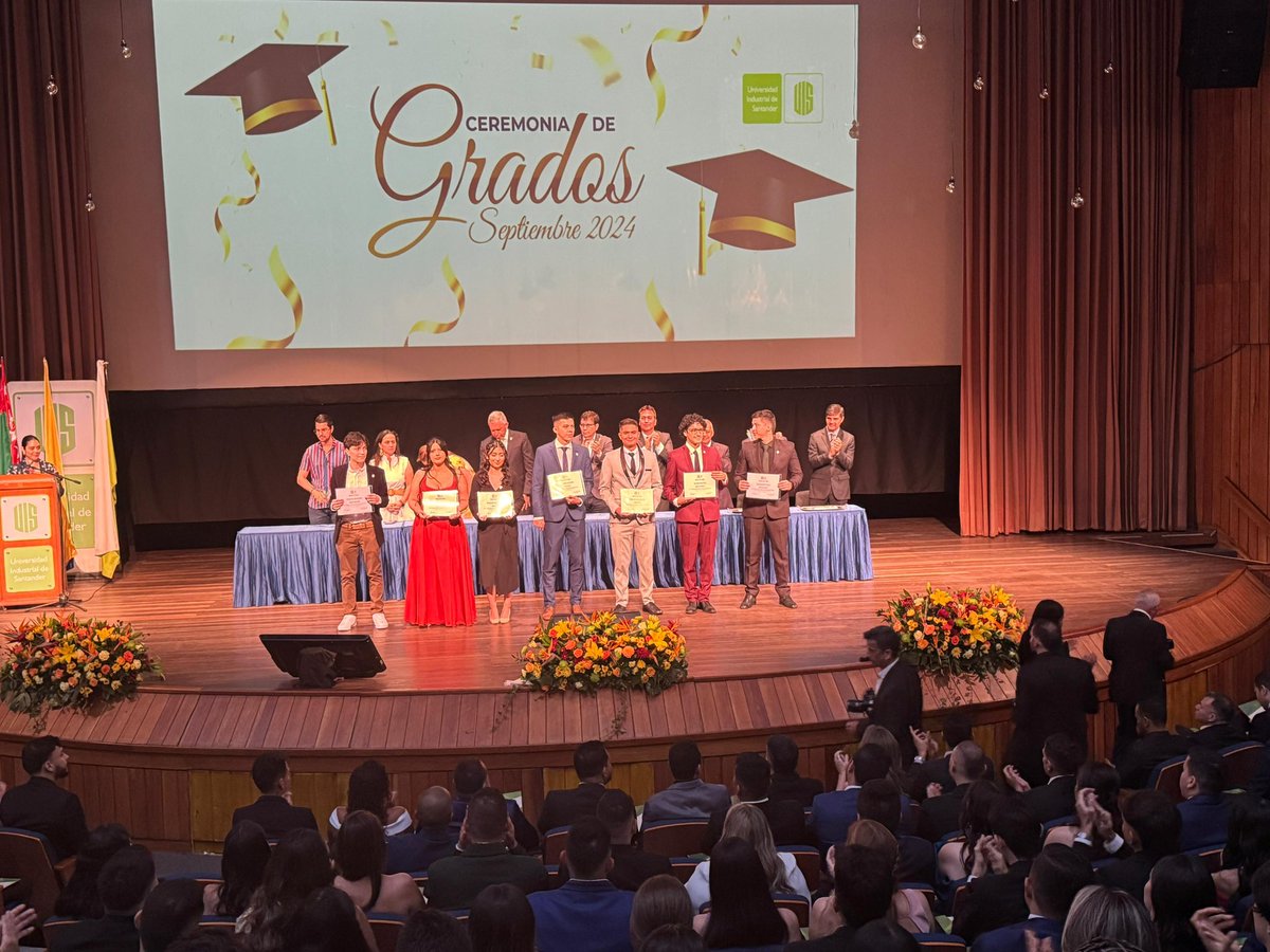 UIS's tweet photo. 👩🏻🎓👨🏽🎓 Durante la primera ceremonia de #GradosUIS 2024, 7️⃣ estudiantes de la Facultad de Físicomecánicas, reciben la distinción Cum Laude 🏆🥇 por su excelencia académica. ¡Qué pilera! Felicitaciones 🎉 https://t.co/tA7aUo6PXy