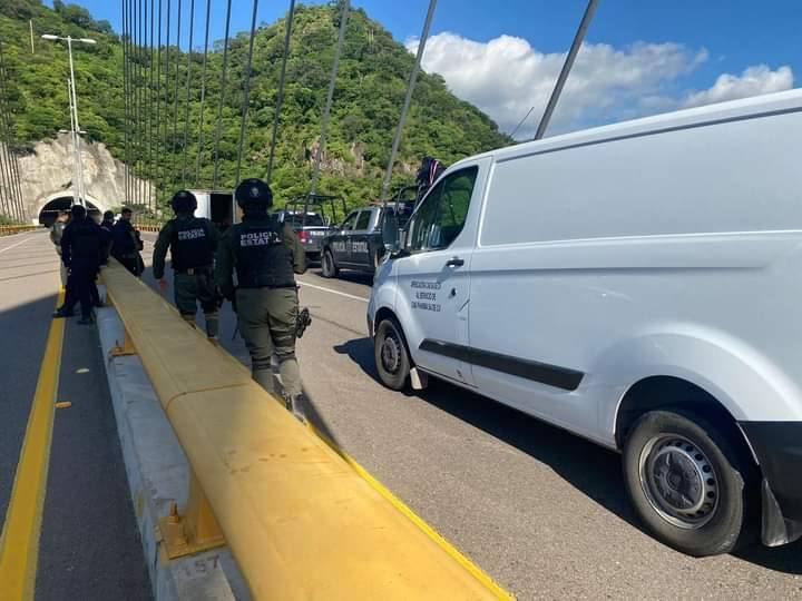 DRC_Vialidad's tweet photo. 🔴ALERTA🔴
#NoticiasDRC #SINALOA
Cierre total y tránsito detenido por enfrentamientos armados en km 168 Autopista Durango - Mazatlán, a la altura del túnel El Sinaloense, en Concordia.
🔴 Se recomienda evitar la zona. https://t.co/aYqcuQwzyt
