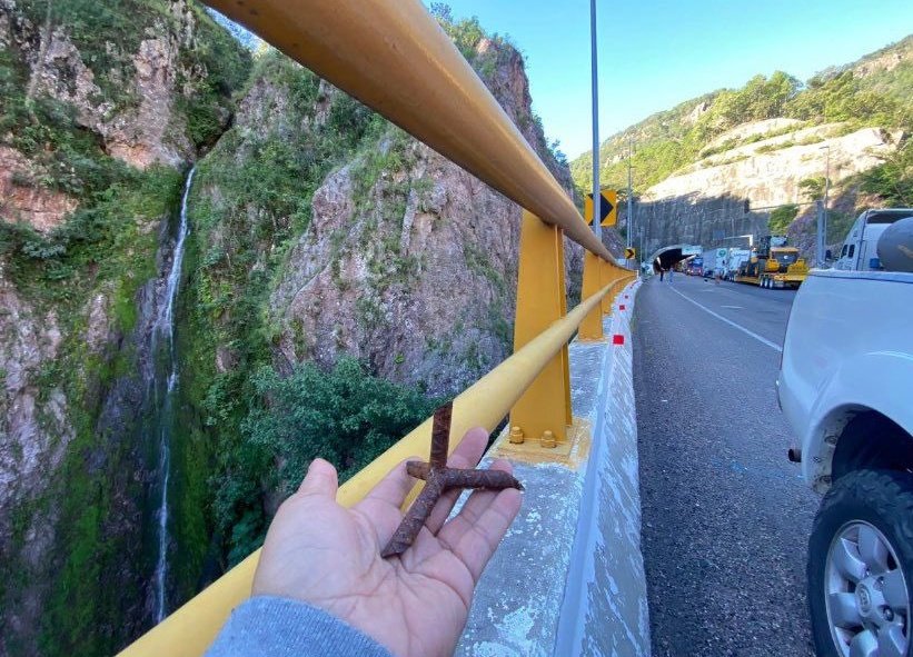 DRC_Vialidad's tweet photo. 🔴ALERTA🔴
#NoticiasDRC #SINALOA
Cierre total y tránsito detenido por enfrentamientos armados en km 168 Autopista Durango - Mazatlán, a la altura del túnel El Sinaloense, en Concordia.
🔴 Se recomienda evitar la zona. https://t.co/aYqcuQwzyt