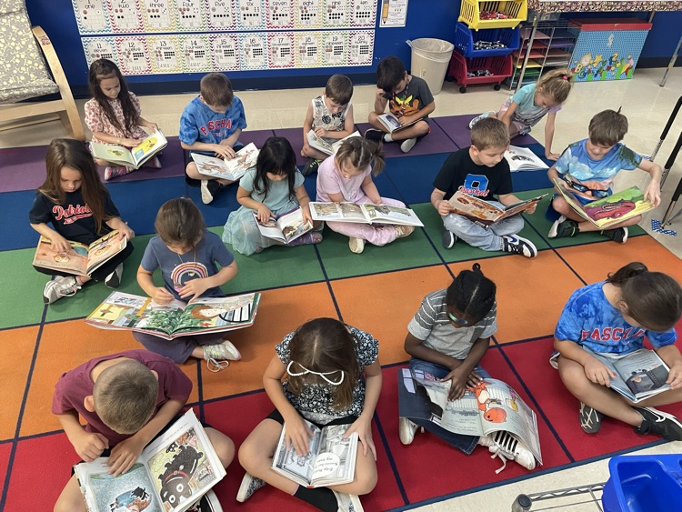 PaschalPatriots's tweet photo. Out students are diving into new adventures through reading!! We are proud to be a part of the #BigTexasReadIn as they explore stories and let their imaginations soar!! Thank you, HEB, for supporting education and inspiring a love of reading! #Read3 #WeAreSCUC #ReadersAreLeaders https://t.co/QHWxx3jwYQ