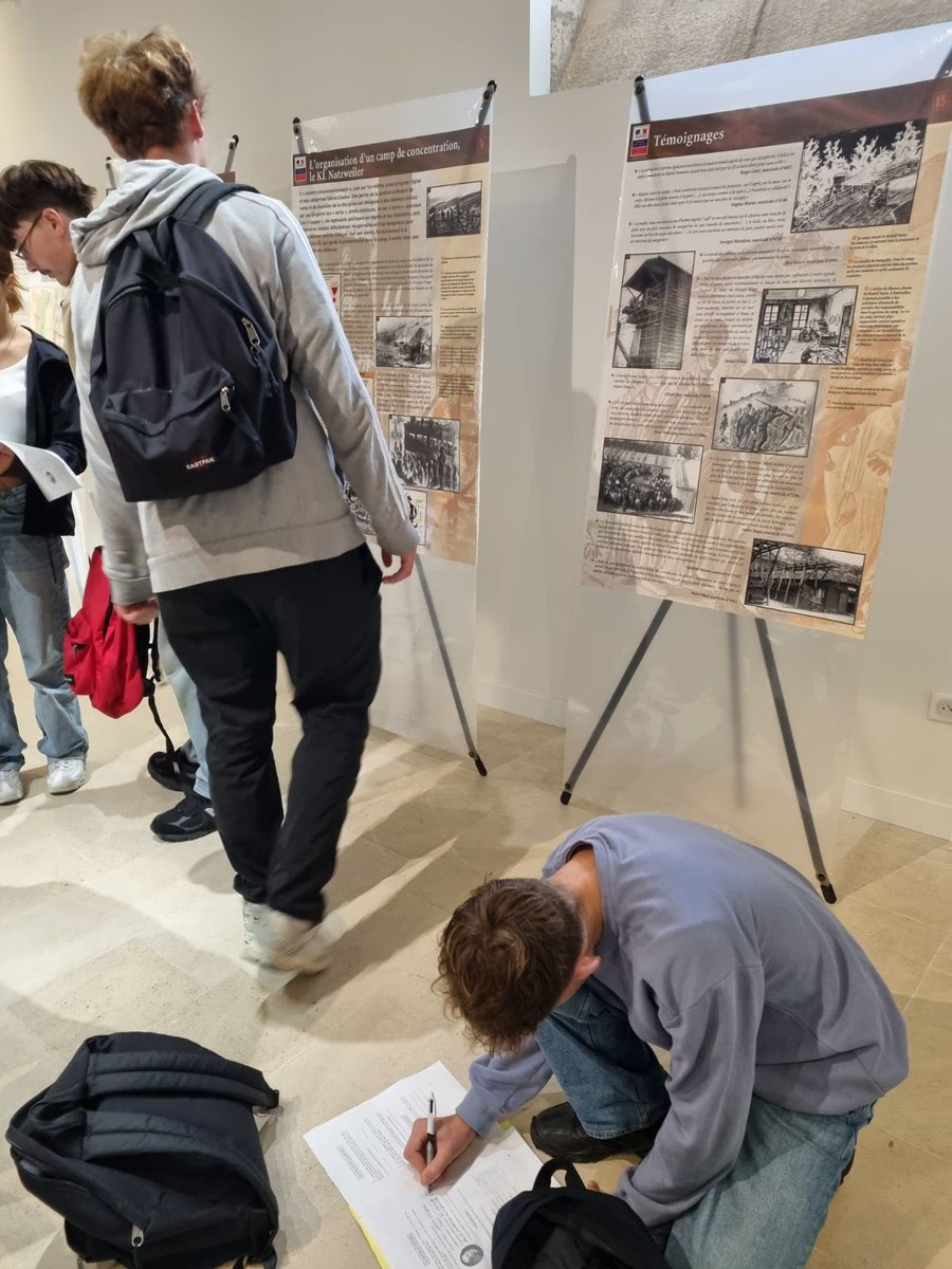 Journée au cœur de la cité maritime de La Rochelle pour les 1ères Bac pro Commerce : 
- découverte de l organisation commerciale 
- visite du musée de la 2nd guerre mondiale.
#visite #musee #cohesion #larochelle