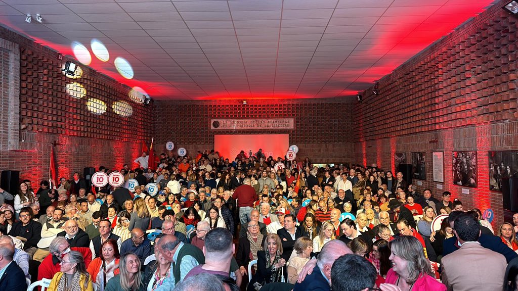PedroBordaberry's tweet photo. Gracias a las más de mil personas que ayer fueron a la presentación de los candidatos de la Lista 10 de Bordaberry con Ojeda; y a los que quedaron afuera en los patios de la casa del Partido! Emociona el apoyo Vamos Uruguay! El Nuevo Presidente con el Mejor Senado, el de la 10 https://t.co/81fdsSqb6v