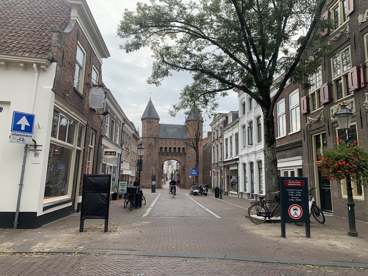 Wimzegt's tweet photo. Zoek de verschillen: Poging nummer …… ik ben de tel inmiddels bijna 4 jaar na de invoering van de #autoluwe binnenstad @Gem_Amersfoort kwijt Is dit bord nu wél duidelijk? En waarom is het andere bord nog afgeplakt? https://t.co/oNojqVnyq4