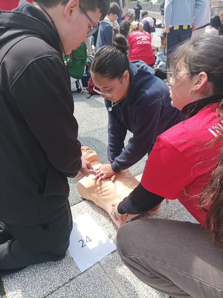 Ahora en la explanada del <a href="/Parlamento_UY/">Parlamento del Uruguay</a> 

Entrenamiento masivo en RCB. Gracias a todos por sumarse! 

<a href="/SUC_cardiologia/">Sociedad Uruguaya de Cardiología</a> <a href="/Totixal/">Fernanda Xalambrí</a> <a href="/CNRUruguay1/">C.N.R.Uruguay</a> <a href="/ceprieuy/">CEPRIE</a> <a href="/SUATcontigo/">SUAT contigo</a> <a href="/helpers_plus/">Helpers</a> <a href="/SEMM_Emergencia/">SEMM</a>