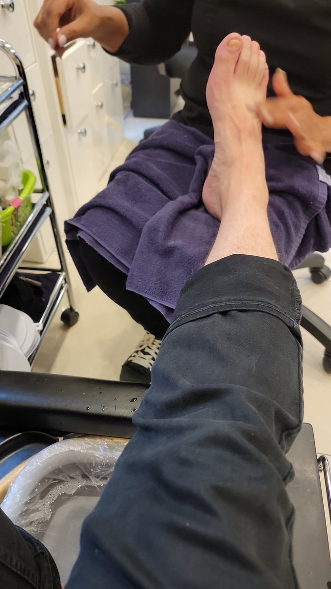 rcwhalen's tweet photo. SO boys n girls, if you have gnarly toes that need a pedi, go to @FedericoSalon on 6th & 58th in NYC. Ask for #Anita. After 30 years of destroying my feet playing hoops on concrete, she got my piggies perfecto. #JSisters https://t.co/ixKOqvWnMz