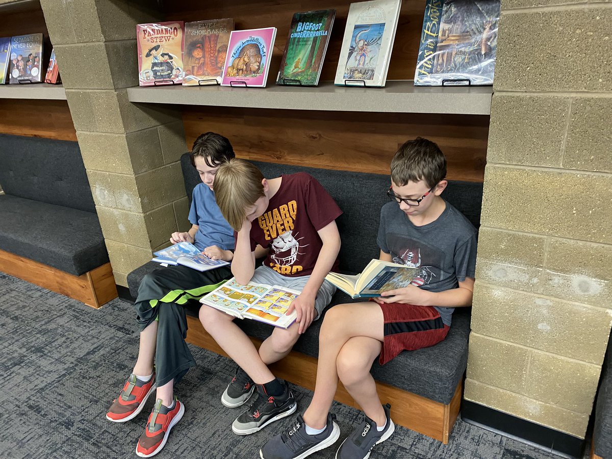 llazzelle's tweet image. Dropping Everything And Reading @PhelpsCenter @DrGrenitaLathan #SPSreadtosucceed