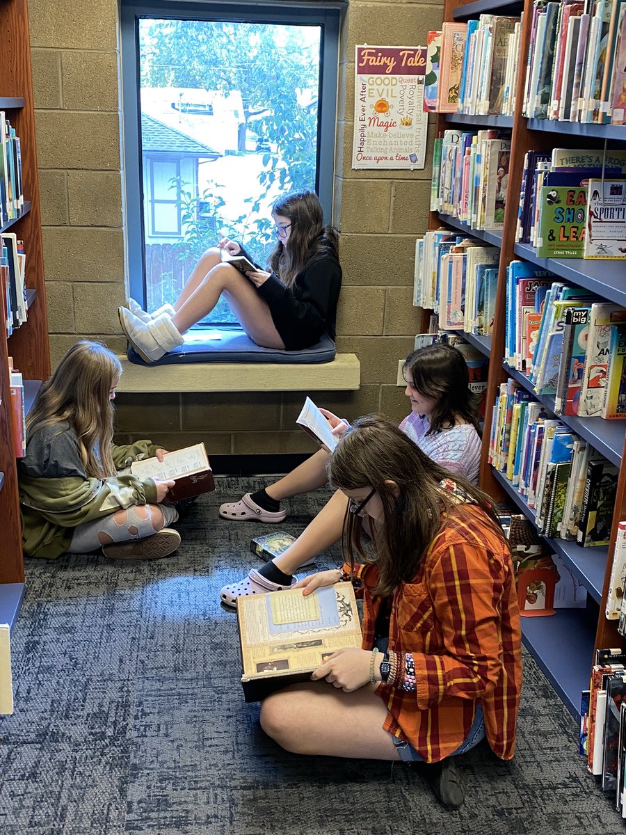 llazzelle's tweet image. Dropping Everything And Reading @PhelpsCenter @DrGrenitaLathan #SPSreadtosucceed