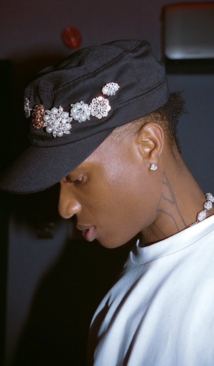 honest30bgfan_'s tweet image. Wizkid fans say HI under this post let’s follow you 🦅❤️