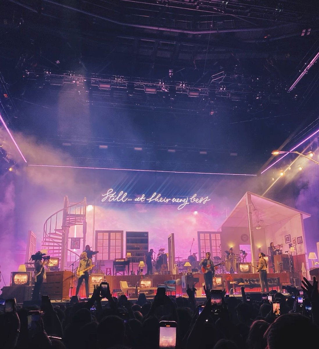 1989healy's tweet image. Feeling homesick