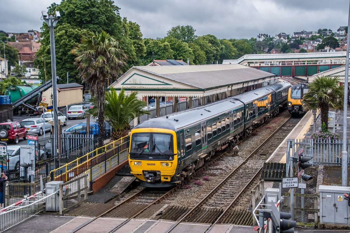 ASMRailPhotos's tweet image. 🖍️| 5F23 1432 Paignton to Paignton
🖍️| 1M61 1438 Paignton to Manchester Piccadilly

📣| @GWRHelp @CrossCountryUK 
🚂| Class 166209 
🚂| Class 220004
📍| Paignton
📆| 09/07/2024

#class166 #166209 #gwr