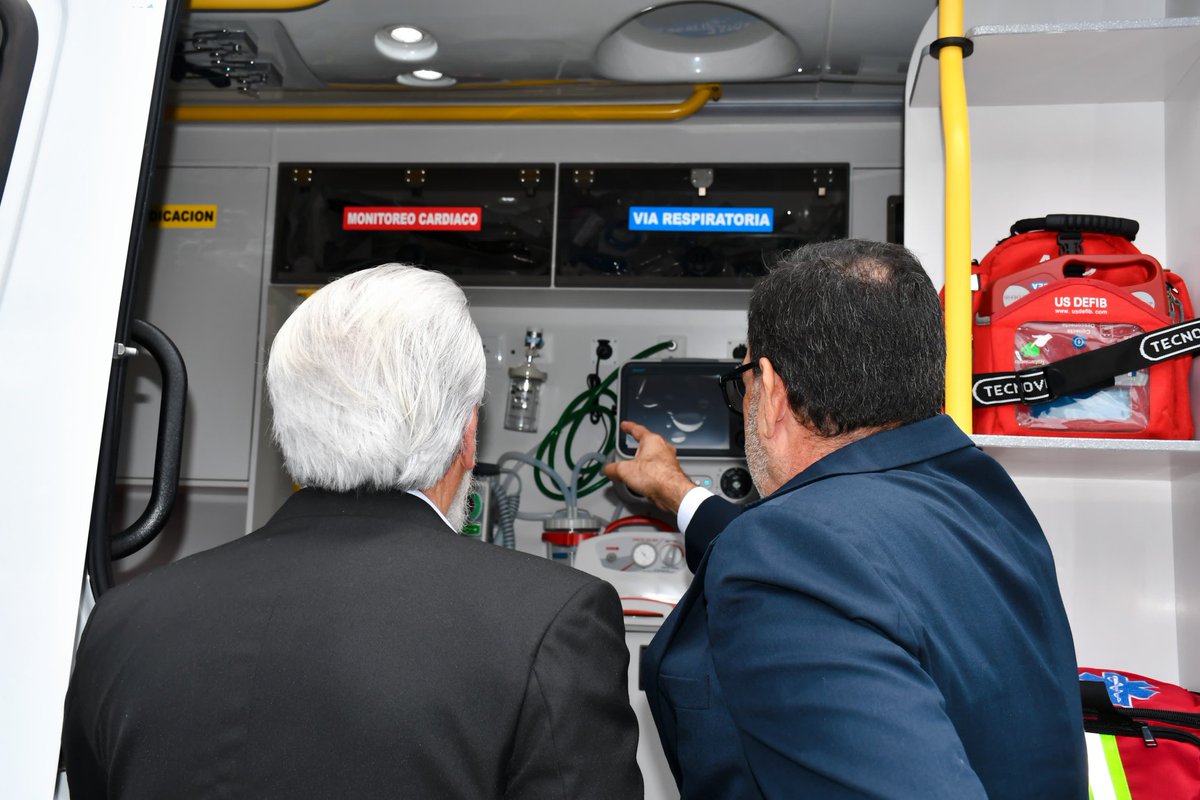 ¡Gran noticia para #Azuay!

🚑 Junto al presidente del <a href="/IESSec/">IESS</a>, se entregaron nuevas ambulancias a la provincia. Estos equipos serán una mejora significativa en la atención de emergencias para todos nuestros ciudadanos.
👉🏽Seguimos trabajando juntos por un futuro digno para todos.