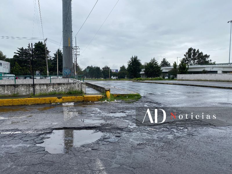 ADNoticiasMex's tweet photo. 🚧¡Con lluvias los baches no se ven!

Para nuestra suerte, estos ubicados en la incorporación de Alfredo del Mazo con Hidalgo, en las Torres Bicentenario de #Toluca, son tan grandes que SÍ se ven.

⚠️ Maneja con precaución.  

📷Israel Álvarez https://t.co/jOu9uKe4qv