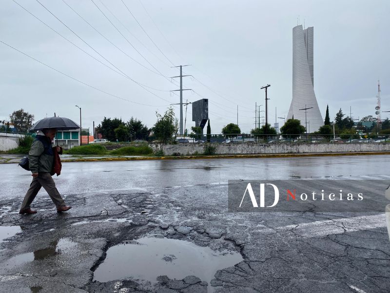 ADNoticiasMex's tweet photo. 🚧¡Con lluvias los baches no se ven!

Para nuestra suerte, estos ubicados en la incorporación de Alfredo del Mazo con Hidalgo, en las Torres Bicentenario de #Toluca, son tan grandes que SÍ se ven.

⚠️ Maneja con precaución.  

📷Israel Álvarez https://t.co/jOu9uKe4qv