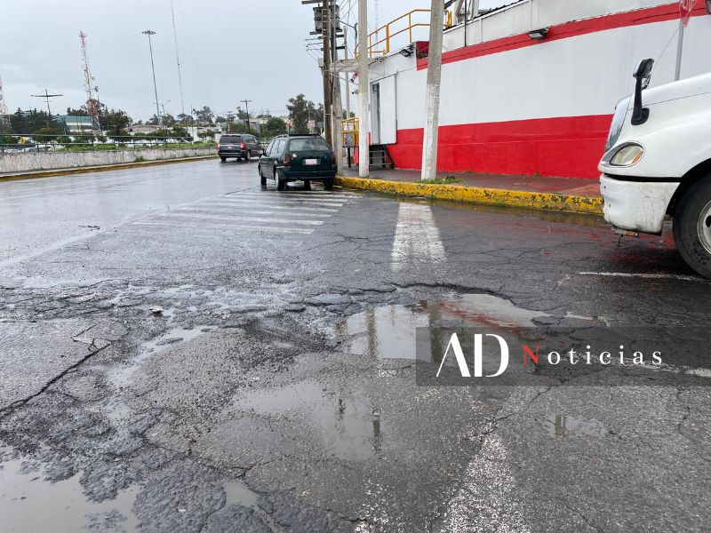 ADNoticiasMex's tweet photo. 🚧¡Con lluvias los baches no se ven!

Para nuestra suerte, estos ubicados en la incorporación de Alfredo del Mazo con Hidalgo, en las Torres Bicentenario de #Toluca, son tan grandes que SÍ se ven.

⚠️ Maneja con precaución.  

📷Israel Álvarez https://t.co/jOu9uKe4qv