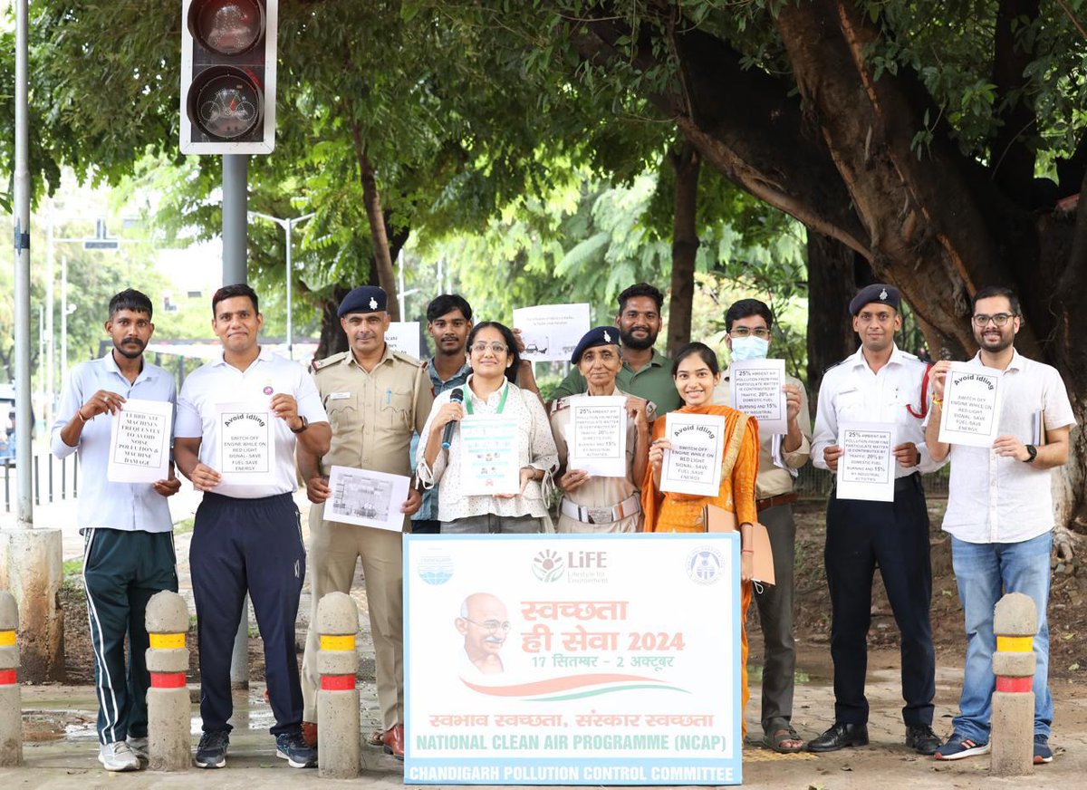 trafficchd's tweet photo. Taking forward our efforts to spread #RoadSafety awareness, the Road Safety Awareness team of #ChandigarhTrafficPolice sensitized General Public at Sector 16/17 light Point Chandigarh about traffic rules &amp; regulations. Special emphasis on #helmet &amp; #seatbelts use, lane discipline https://t.co/cxa3K2cPyw
