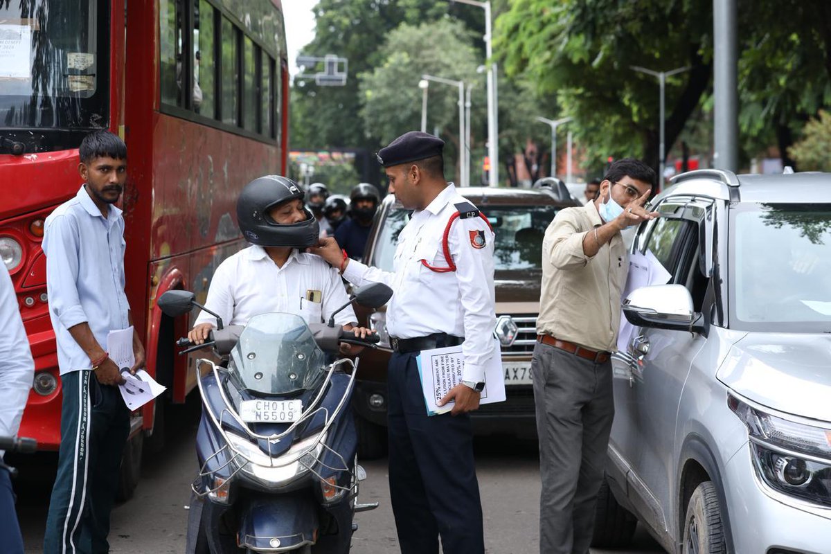 trafficchd's tweet photo. Taking forward our efforts to spread #RoadSafety awareness, the Road Safety Awareness team of #ChandigarhTrafficPolice sensitized General Public at Sector 16/17 light Point Chandigarh about traffic rules &amp; regulations. Special emphasis on #helmet &amp; #seatbelts use, lane discipline https://t.co/cxa3K2cPyw