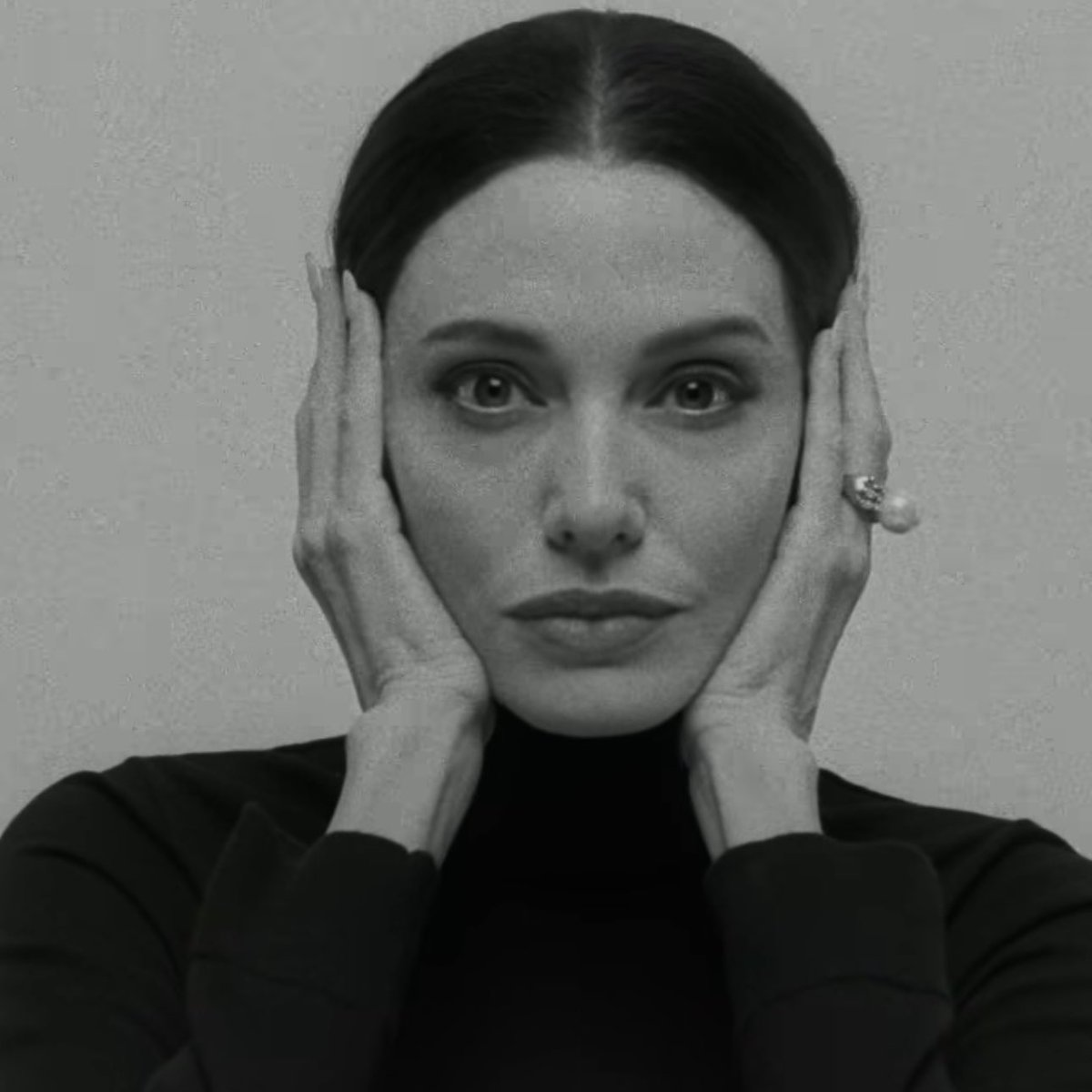 FilmUpdates's tweet photo. Angelina Jolie stars as Maria Callas in Pablo Larraín’s ‘MARIA’ https://t.co/k9DFBeeVYw