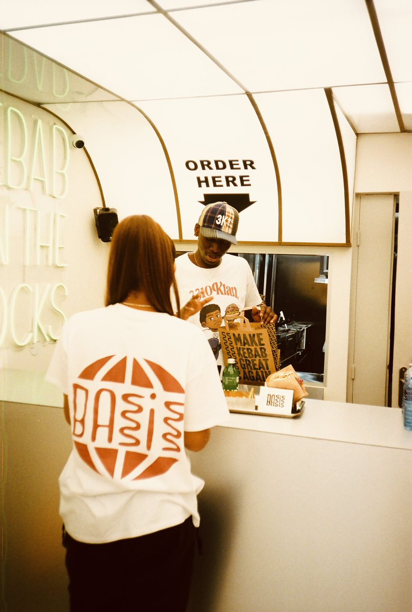 3310Klan's tweet photo. RDV ce SAMEDI 28 SEPTEMBRE de 13H à 21H à Châtelet pour notre deuxième collaboration avec le Grec BASIS Paris !

1 T-SHIRT ACHETÉ = 1 MENU OFFERT

DJ SET, FOOD and MERCH !

📍22 Rue Tiquetonne, 75002 Paris ! https://t.co/Hkw7rXlx1H