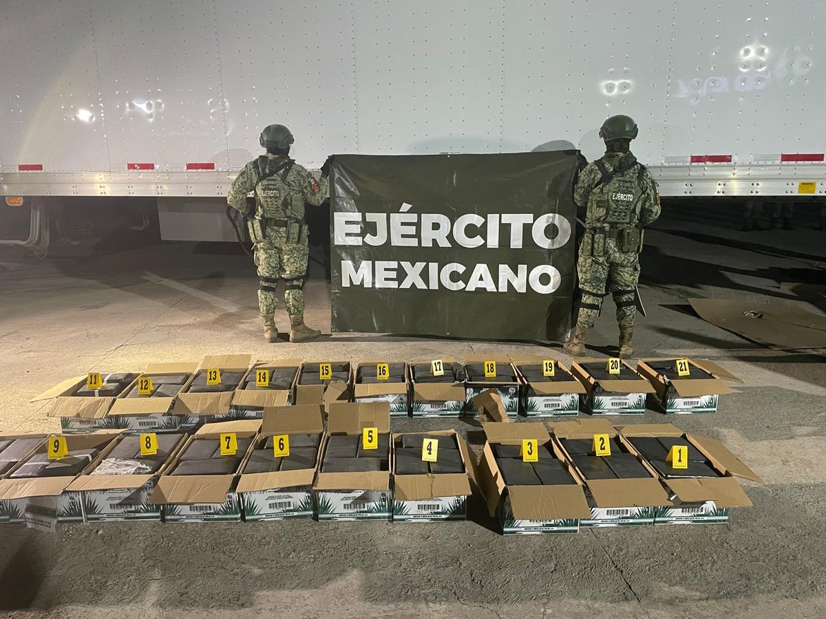 HRS4NTOS's tweet photo. 25 de septiembre 2024, el #EjercitoMexicano realizaba revisiones en un puesto militar ubicado en "#Cuencame; #Durango" detuvieron a Diego “N”, quien conducía un tractocamión donde transportaban 308 kg de #cocaína, ocultos entre mercancía de abarrotes. @CapitalMexico @Excelsior. https://t.co/VErnfLmfgx