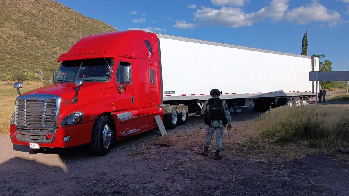 HRS4NTOS's tweet photo. 25 de septiembre 2024, el #EjercitoMexicano realizaba revisiones en un puesto militar ubicado en "#Cuencame; #Durango" detuvieron a Diego “N”, quien conducía un tractocamión donde transportaban 308 kg de #cocaína, ocultos entre mercancía de abarrotes. @CapitalMexico @Excelsior. https://t.co/VErnfLmfgx