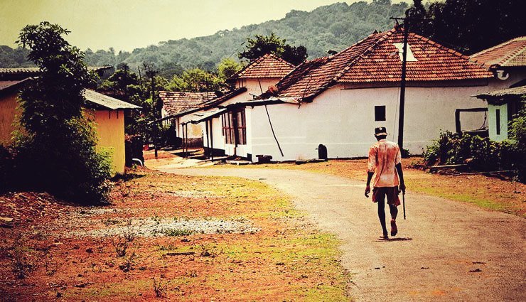 शहर से संभावनाएं जुड़ी होती हैं,
गाँव से भावनाएं जुड़ी होती हैं।