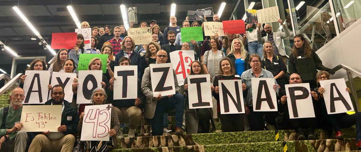 Acción solidaria con las familias de las víctimas de #Ayotzinapa en la conferencia de DD.HH. en Berlín. 10 años después del crimen, el gobierno que entra debe dar prioridad a la búsqueda de los 43 y las más de 110 000 personas desaparecidas que hay en México. #Ayotzinapa10años