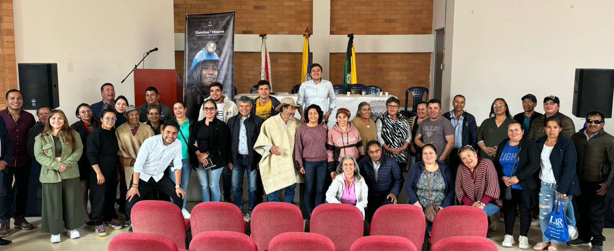 MinEnergiaCo's tweet photo. ¡Avanza la #MineríaParaLaVida!

En Tópaga, Boyacá, socializamos el decreto 0977 de 2024 con las comunidades y conformamos el comité de impulso de #DistritosMineros Sugamuxi-Tundama. Un paso clave hacia la diversificación productiva y una transición energética justa en el departamento.