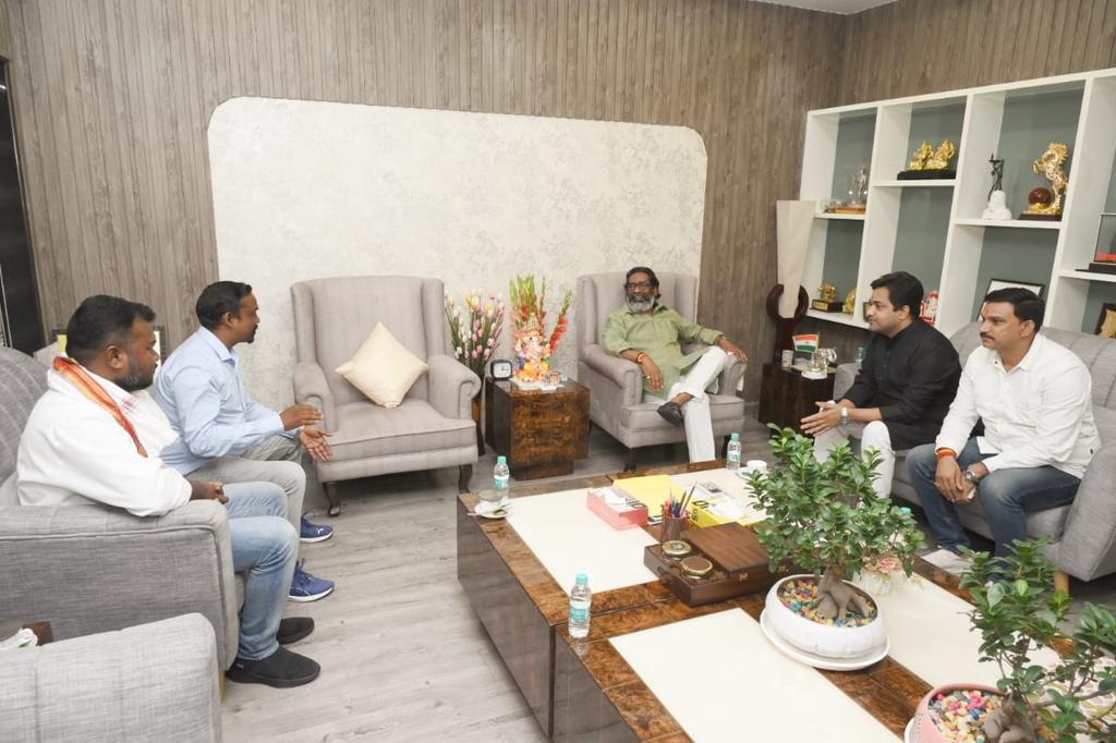 Kumar Gaurav (@kumargauraviyc) on Twitter photo मुख्यमंत्री श्री हेमन्त सोरेन जी से आज मुख्यमंत्री आवासीय कार्यालय में झारखंड राज्य युवा आयोग के सदस्यों श्री विशाल तिर्की तथा श्री सुनील टुडू के साथ शिष्टाचार मुलाकात की।
<a href="/HemantSorenJMM/">Hemant Soren</a> मुख्यमंत्री श्री हेमन्त सोरेन जी से आज मुख्यमंत्री आवासीय कार्यालय में झारखंड राज्य युवा आयोग के सदस्यों श्री विशाल तिर्की तथा श्री सुनील टुडू के साथ शिष्टाचार मुलाकात की।
<a href="/HemantSorenJMM/">Hemant Soren</a>