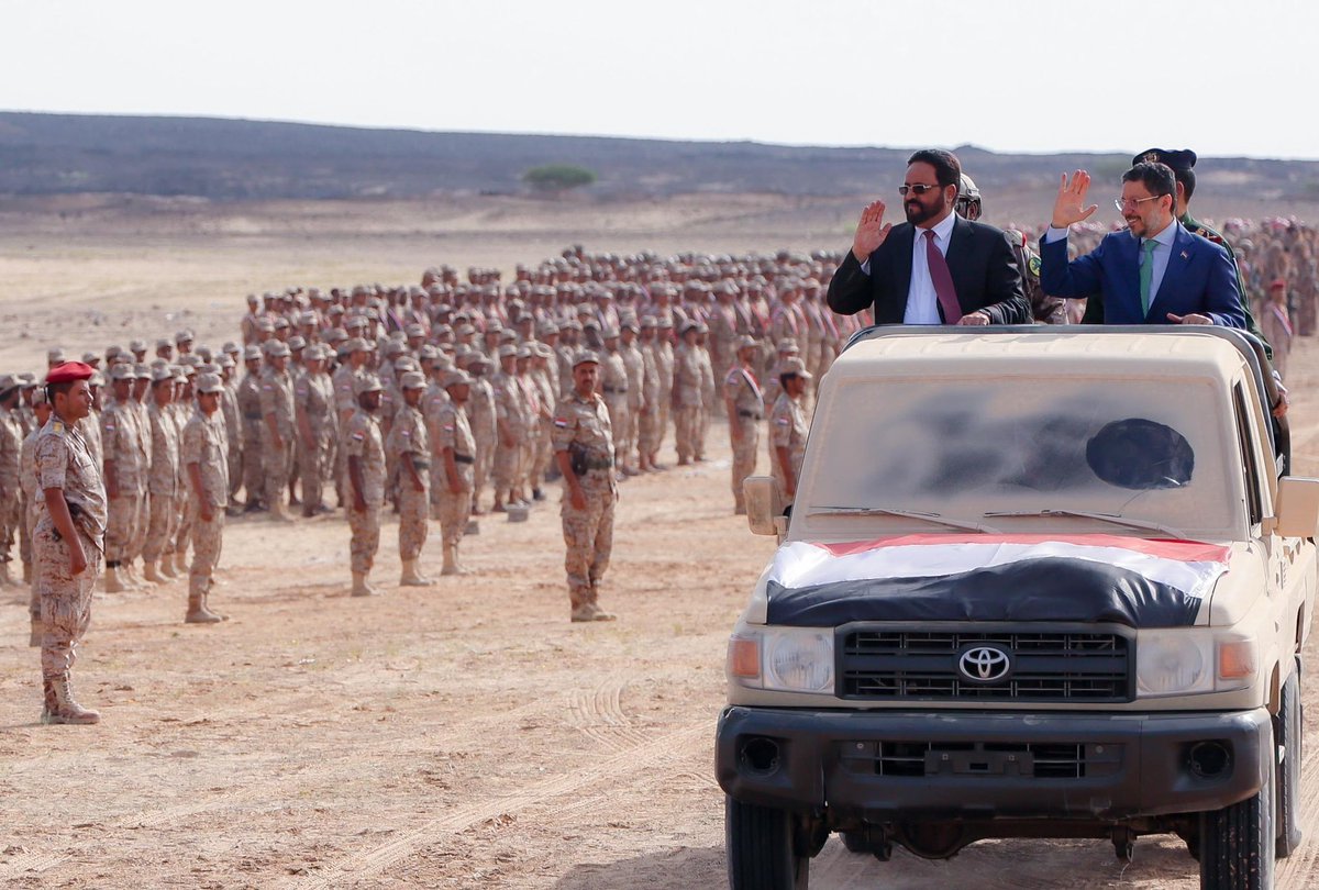 BinmubarakAhmed's tweet photo. تحية سبتمبرية واكتوبريةلكم أيها الأبطال الميامين المحتشدين بهذا العرض المهيب في مدينة #مأرب بمناسبة أعياد الثورة اليمنية الخالدة 26 سبتمبر و14 أكتوبر و30 نوفمبر، ولزملائكم المرابطين بجبهات القتال وهم يدافعون عن الوطن من الإمامة الحوثية، وتقدير واعتزاز بكل اشكال المقاومة ضد هذا المشروع الكهنوتي.
منكم نستمد الصمود ونتعلم الثبات ونزداد ثقة بأن النصر قادم.