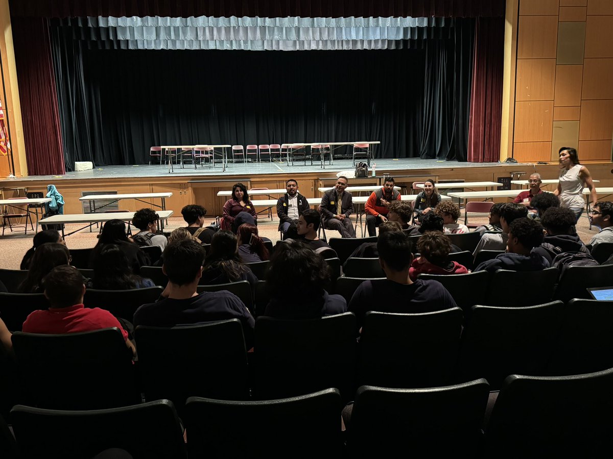 AllisonCunniff's tweet photo. Following a mini college fair, senior students had the opportunity to interact with a panel of admissions counselors as part of #SeniorSuccessWeek run by the @SecaucusHigh Counseling Department https://t.co/UMiZoQe3Yf