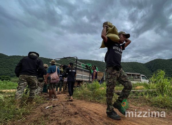 MizzimaNews's tweet photo. ရေဘေးသင့် ကရင်နီစစ်ရှောင်များအတွက် စားသောက်ကုန်နှင့် မိုးကာများ CRTF ထောက်ပံ့
#ရေဘေးသင့်
#ကရင်နီစစ်ရှောင်
#CRTF
Website Link >>https://t.co/CIdCozrIIm https://t.co/Q5c2m6yYNN