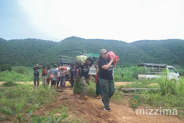 MizzimaNews's tweet photo. ရေဘေးသင့် ကရင်နီစစ်ရှောင်များအတွက် စားသောက်ကုန်နှင့် မိုးကာများ CRTF ထောက်ပံ့
#ရေဘေးသင့်
#ကရင်နီစစ်ရှောင်
#CRTF
Website Link >>https://t.co/CIdCozrIIm https://t.co/Q5c2m6yYNN