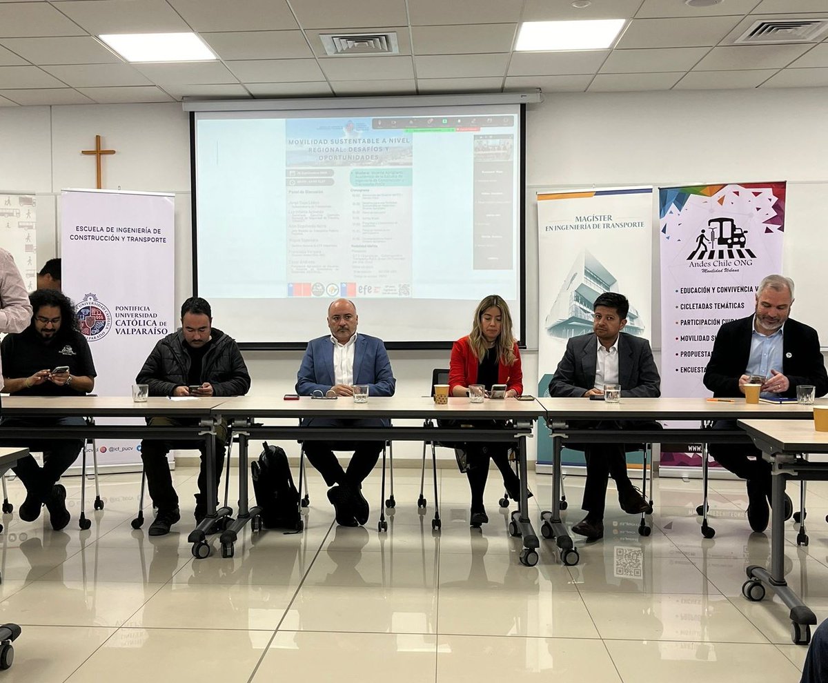 EFEValparaiso's tweet photo. ¡ESTÁ PASANDO! Nos encontramos junto a @Subtrans, @conaset, @MTTValparaiso, @DTPRegional, #AndesChileONG y #ASCENVAL en el panel híbrido de Movilidad Sustentable a nivel Regional ✅ en la @pucv_cl, conversando sobre los desafíos y oportunidades en esta materia 🌿 https://t.co/3SMhfKL66D