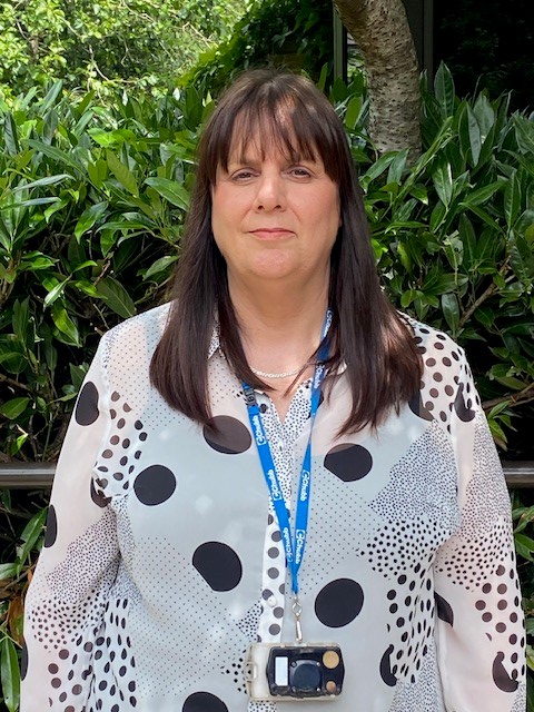 Llongyfarchiadau! Enillydd ein 'Gwobr Pobl Hanfodol (staff anghlinigol)' yw Julie Mock. Cefnogi pobl ag anableddau dysgu. #UBAYCGwobrauStaff2024  <a href="/BaeAbertaweGIG/">Bae Abertawe GIG</a> <a href="/SBUHB_Awards/">Swansea Bay UHB Awards</a>